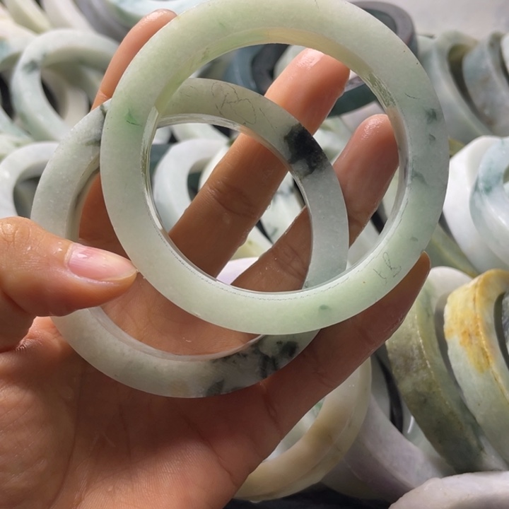 天***座定制翡翠未镶嵌翡翠手镯