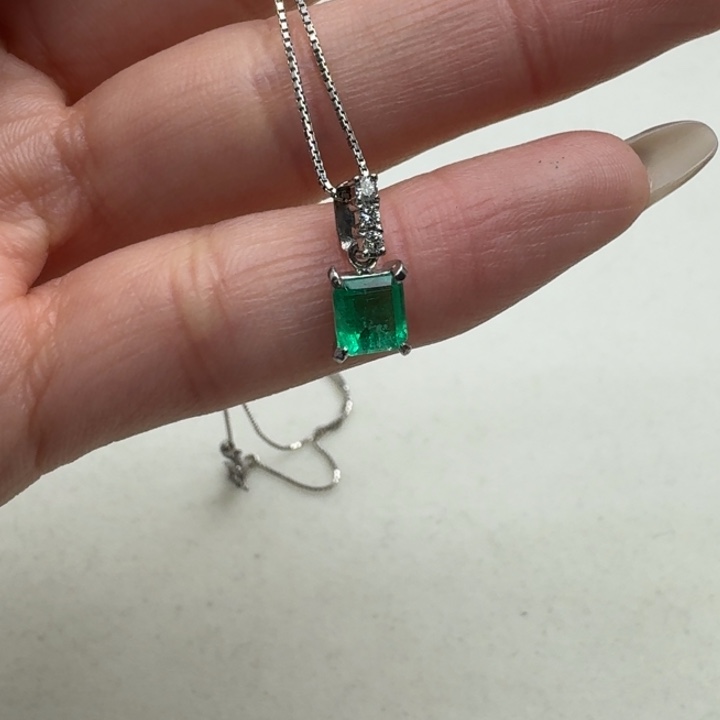 祖母绿颈饰未镶嵌