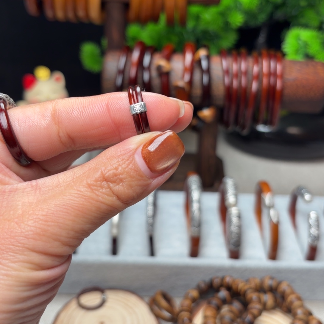 王***丽木质非金属鸡血藤戒指