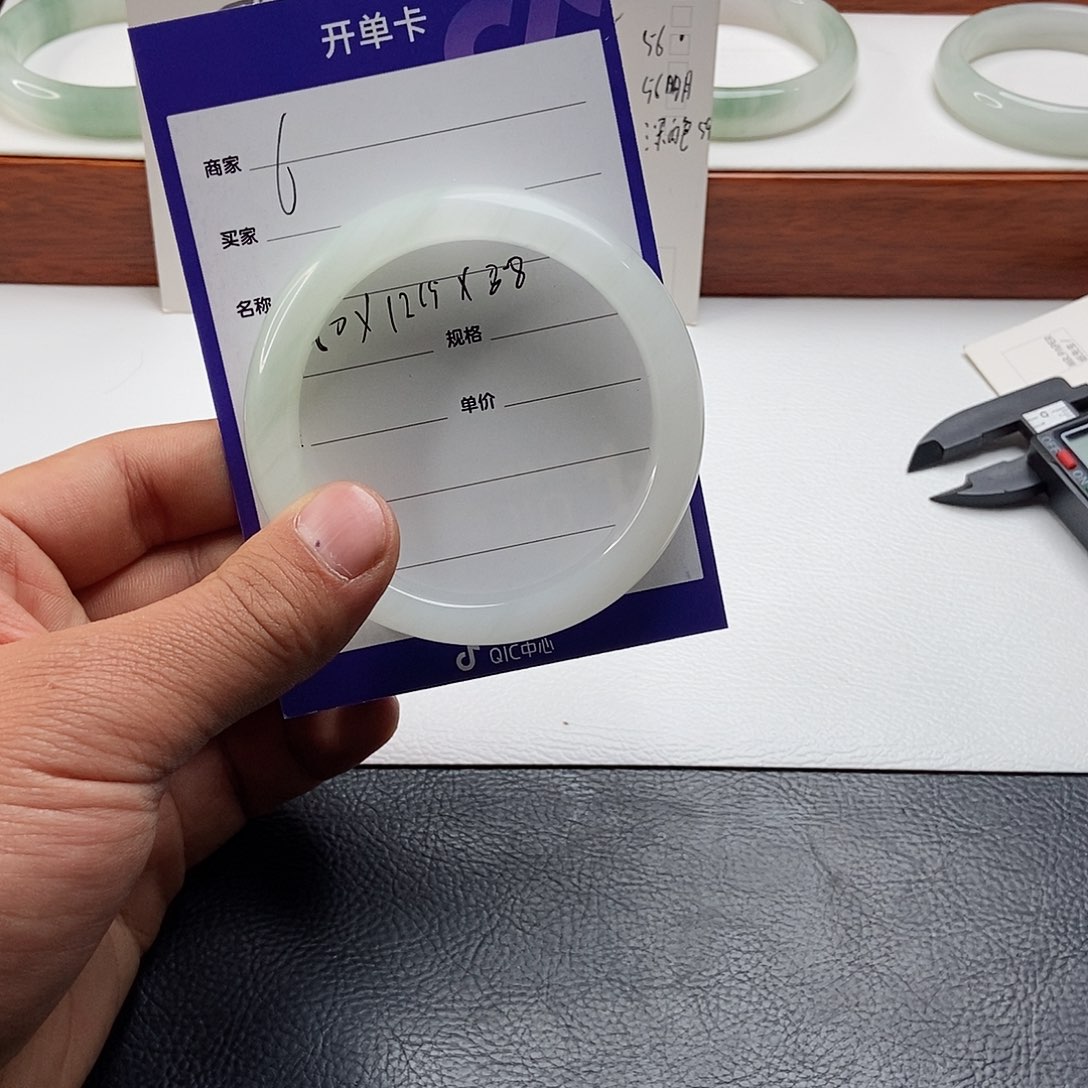 石英质玉手镯未镶嵌淡***?6