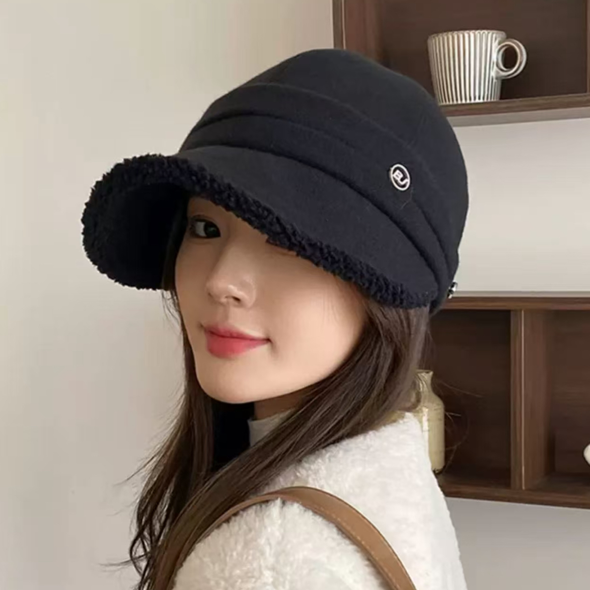 B030羊羔绒秋冬鸭舌帽时尚保暖简约加厚法式休闲百冬天搭渔夫帽