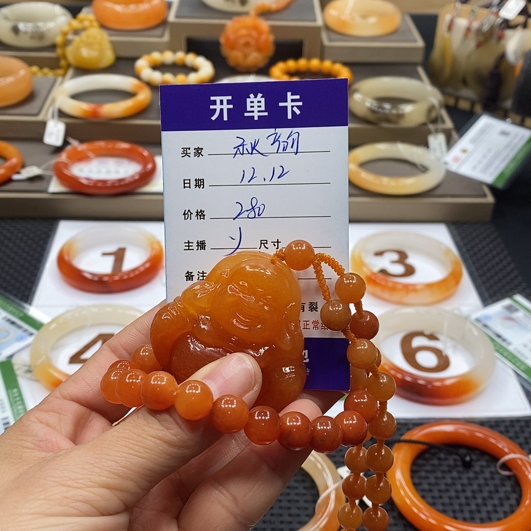 秋***韵石英质玉（黄龙玉）未镶嵌颈饰