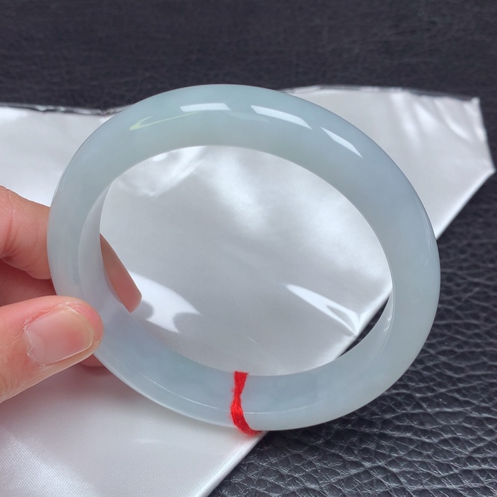 翡翠手镯未镶嵌两**泽64。