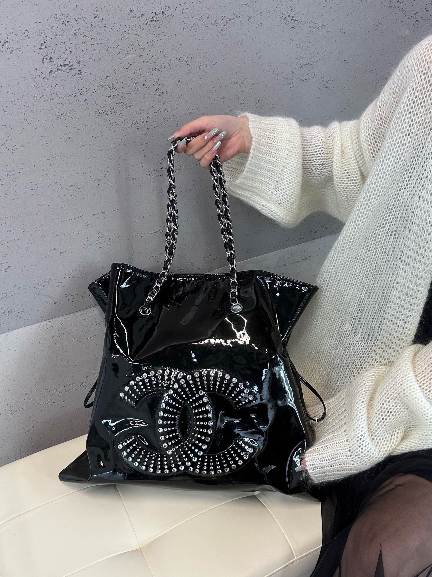 95新 Chanel/香奈儿 chanel 黑色漆皮水钻垃圾袋单肩包
