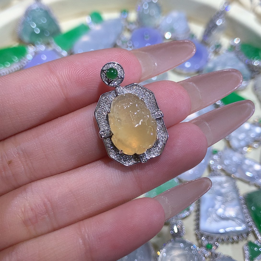 翡翠18K金镶嵌颈饰柠檬黄貔貅吊坠