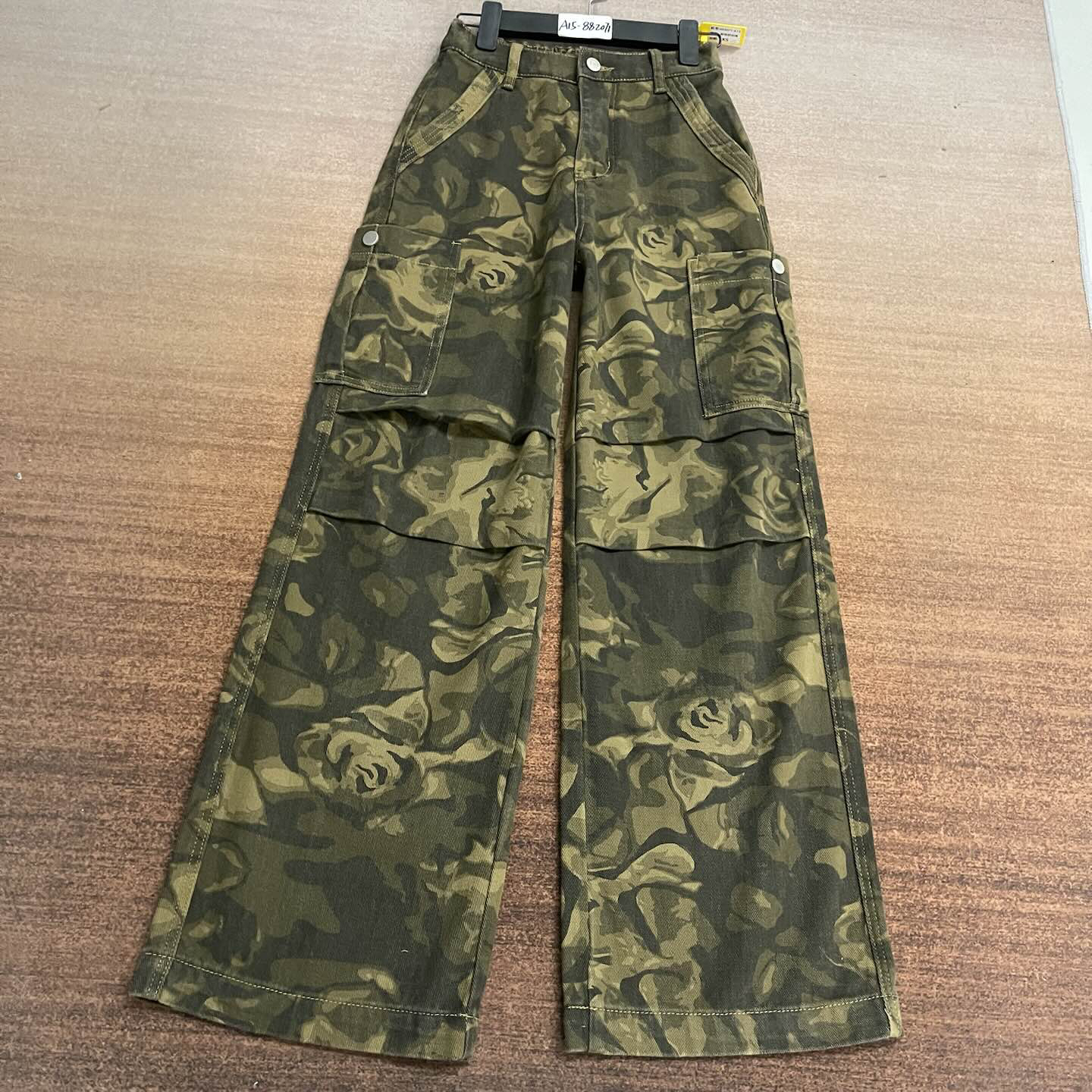 A15-882071偏薄 迷彩野玫瑰超酷半松紧腰弯刀工装裤 无弹（不退换）