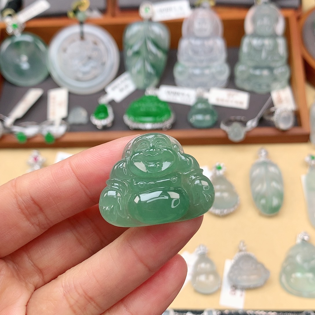 翡翠颈饰未镶嵌佛公