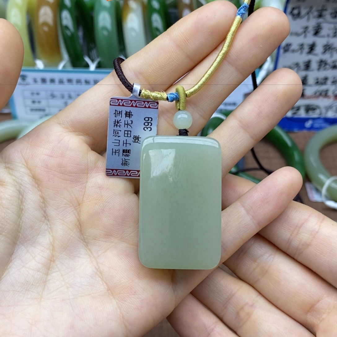 好***伴未镶嵌和田玉挂件