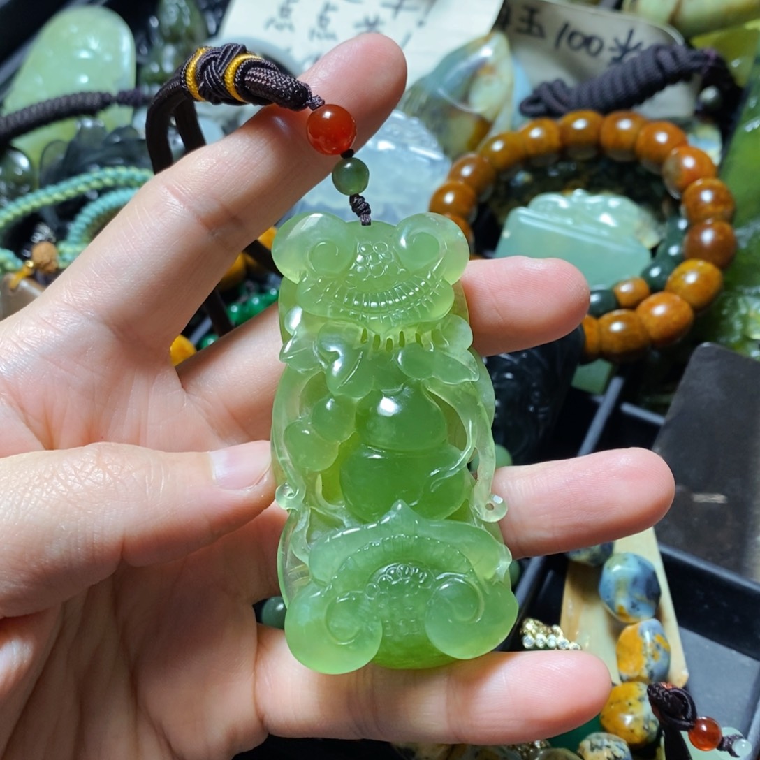 蛇纹石玉未镶嵌颈饰