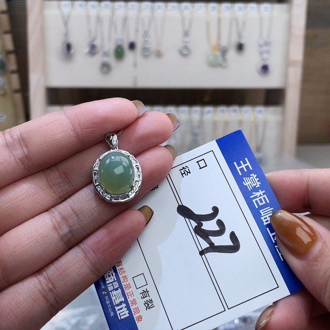 吖***儿银S925镶嵌颈饰萤石