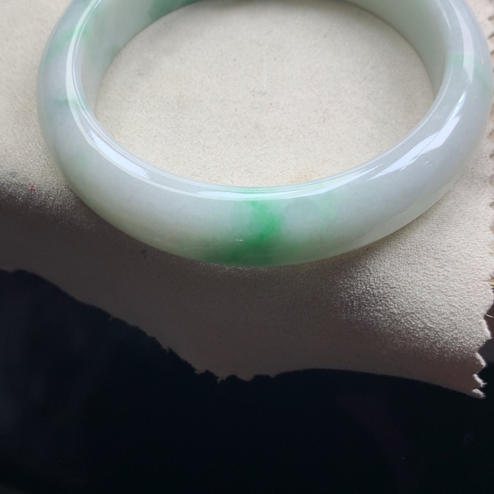 翡翠手镯未镶嵌吊坠