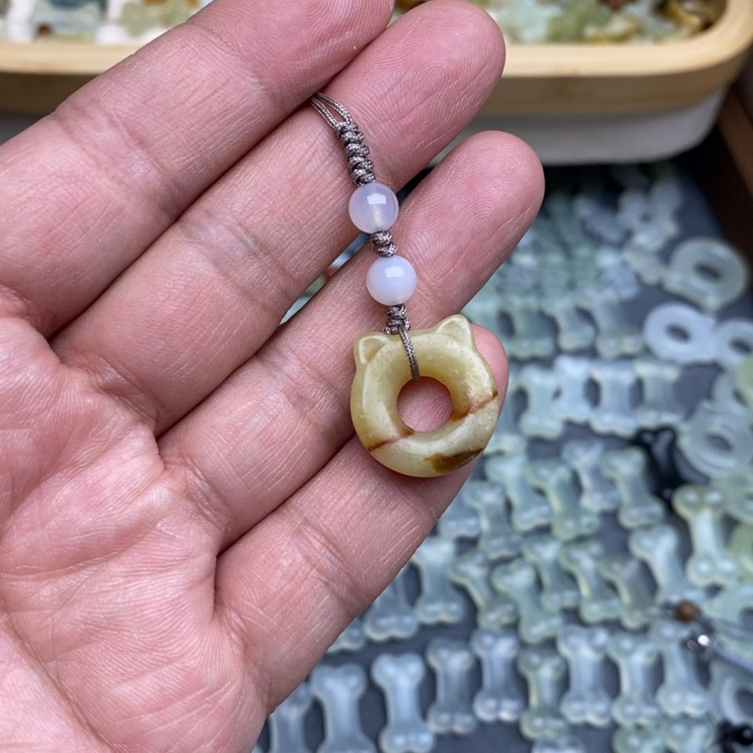 岫玉假一赔十，默认微瑕，不退不换绑好绳子发货未镶嵌