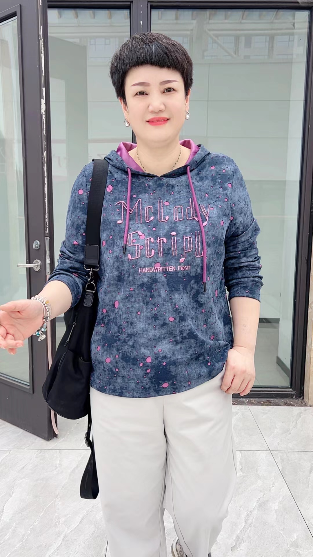 冯小姐时尚大码女装（休闲百搭显瘦洋气减龄遮肉刺绣连帽长袖卫衣）