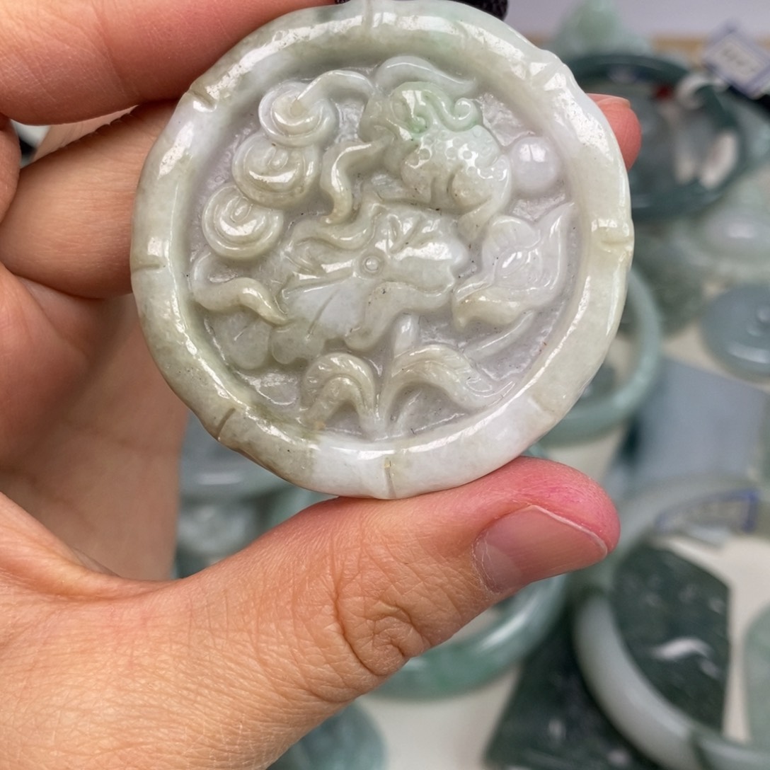 翡翠颈饰未镶嵌蝉