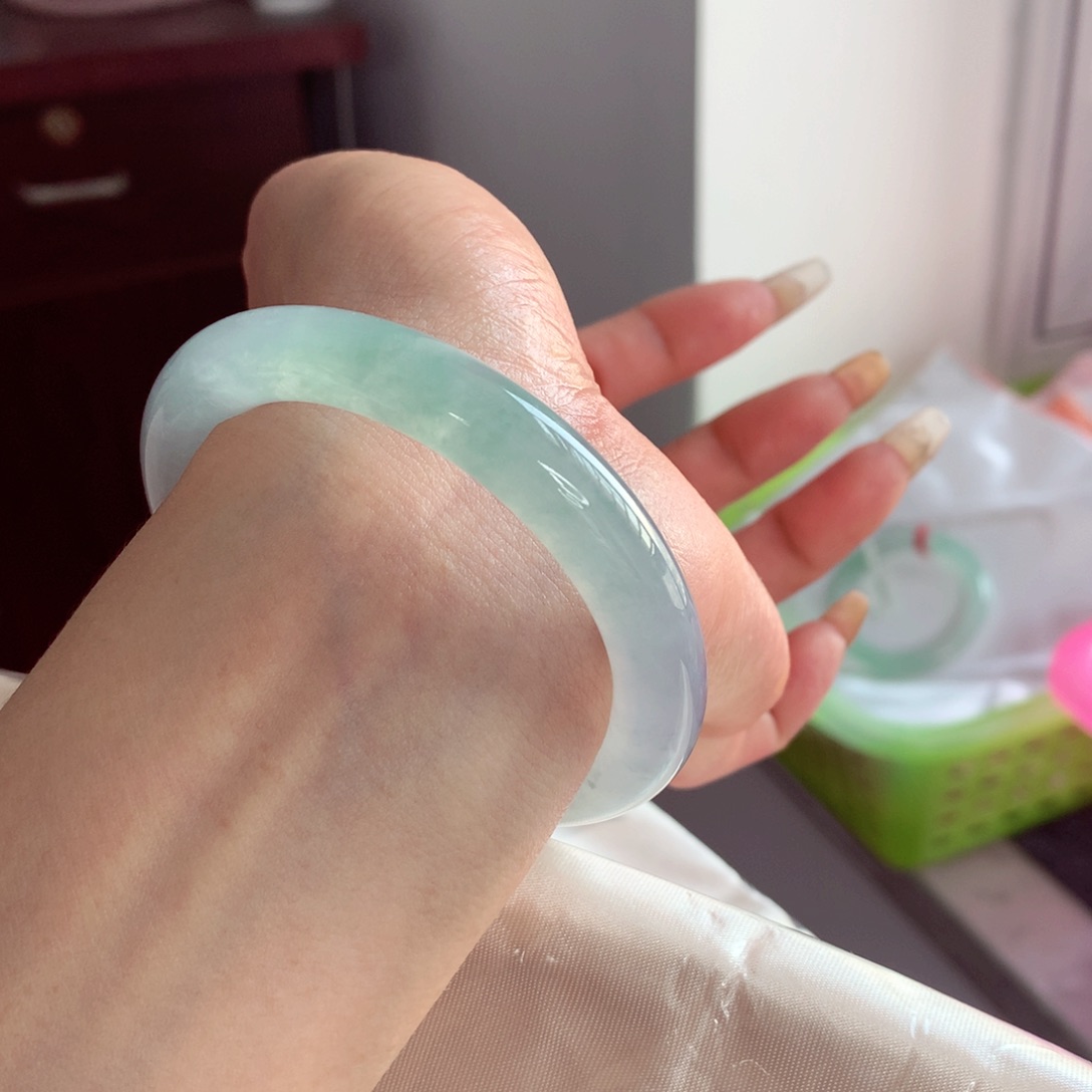 翡翠手镯（圆镯）未镶嵌52冰绿起光起胶 小柒