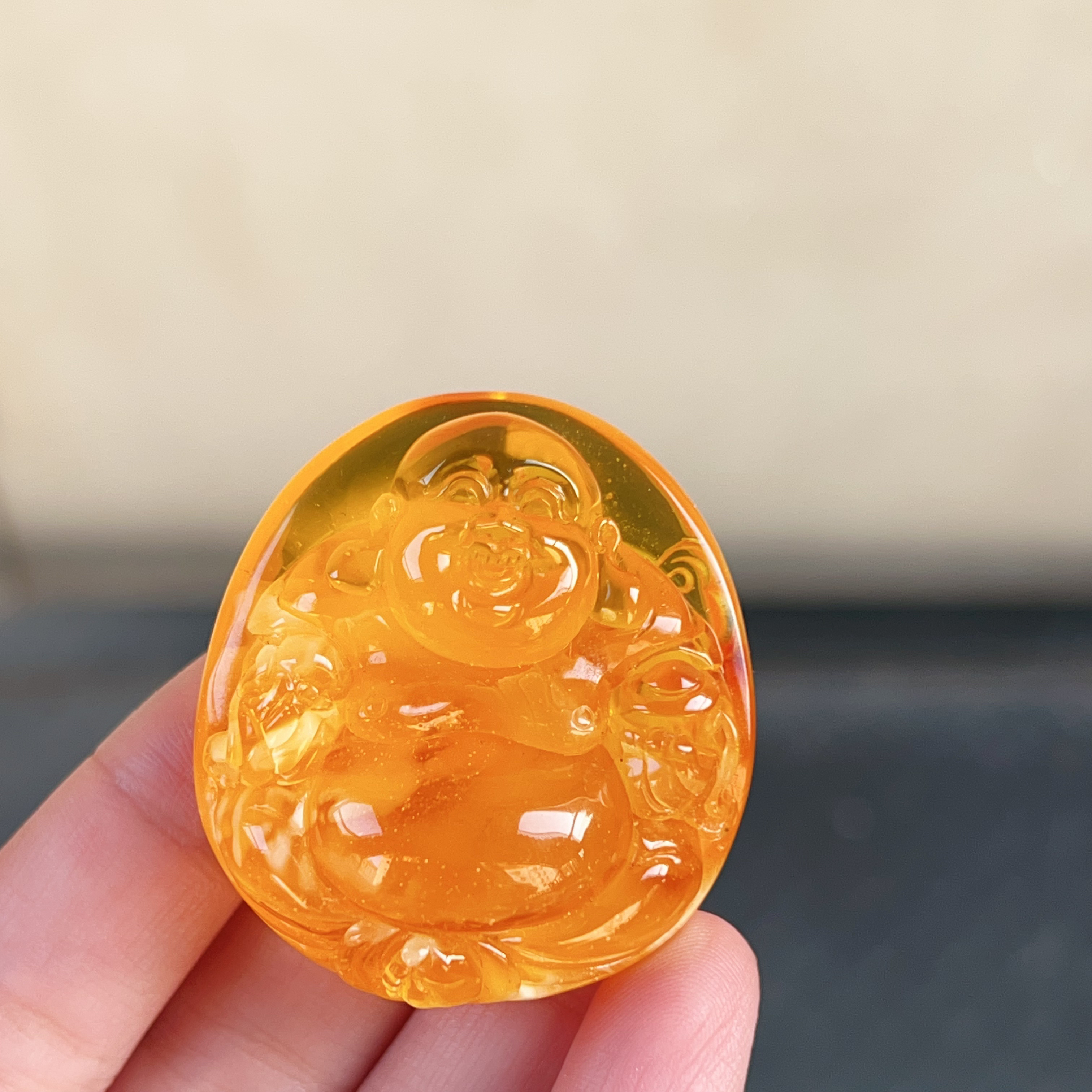 焦皮料金沙蜜蜡笑佛吊坠，颜色浓郁，意境优美，19克，尺寸43～40～18