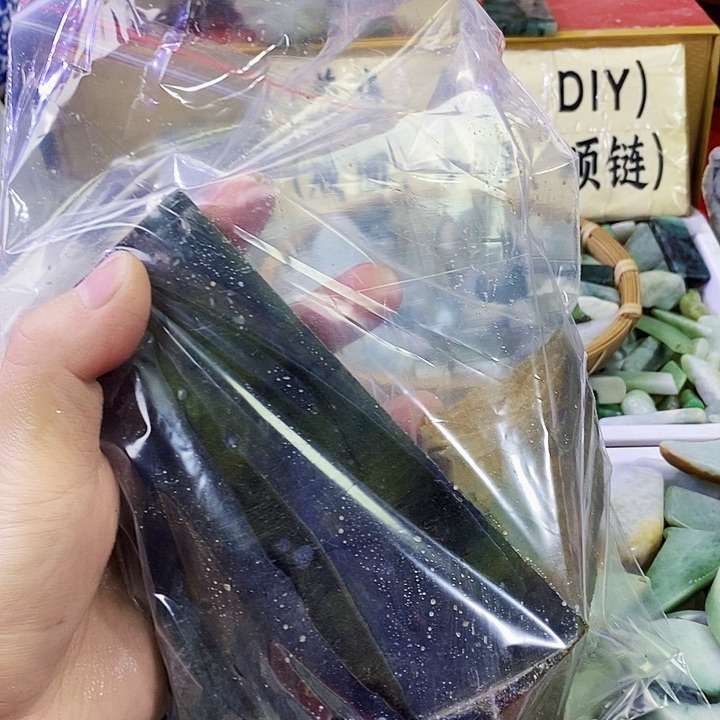 翡翠配石向***…翡翠边角料