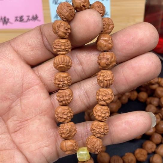 龙纹桃核须派罗汉