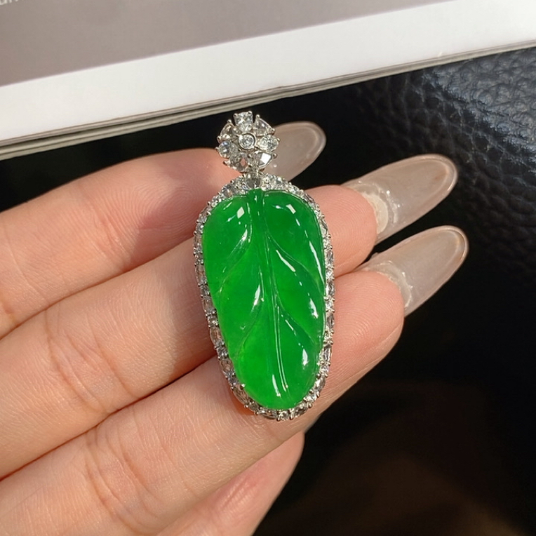 【拾玥珠宝】天然缅甸翡翠A货 阳绿叶子吊坠