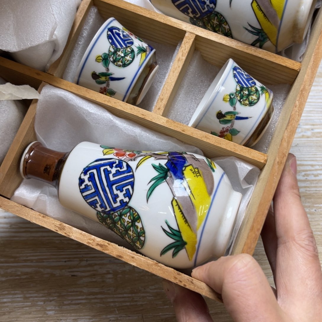 瓷片暗**影密密麻麻地写着