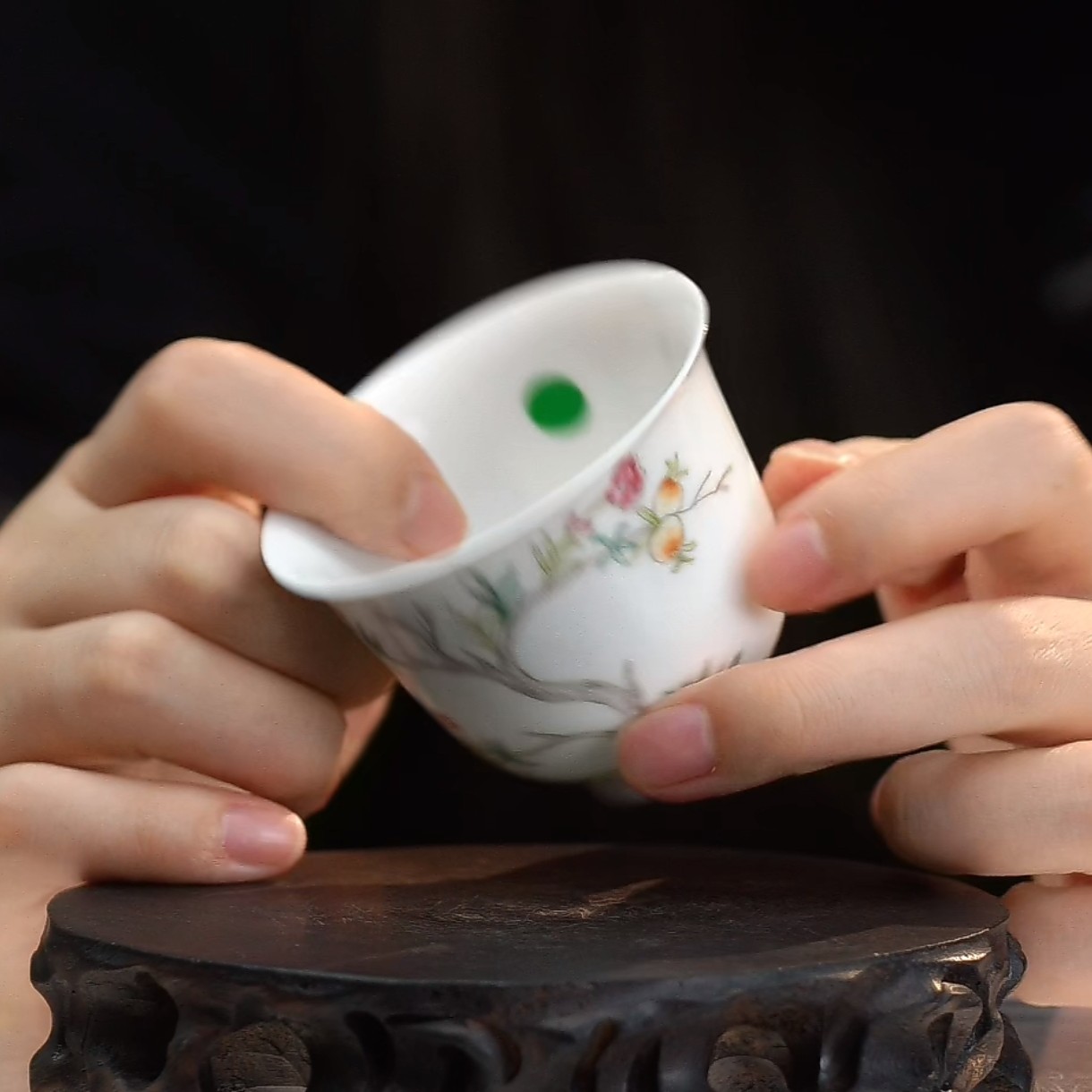 粉彩花卉诗题纹杯