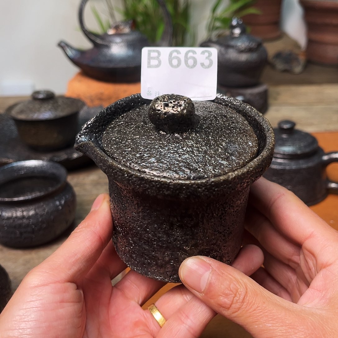 壶荥经黑砂馒头窑碳烧手抓壶