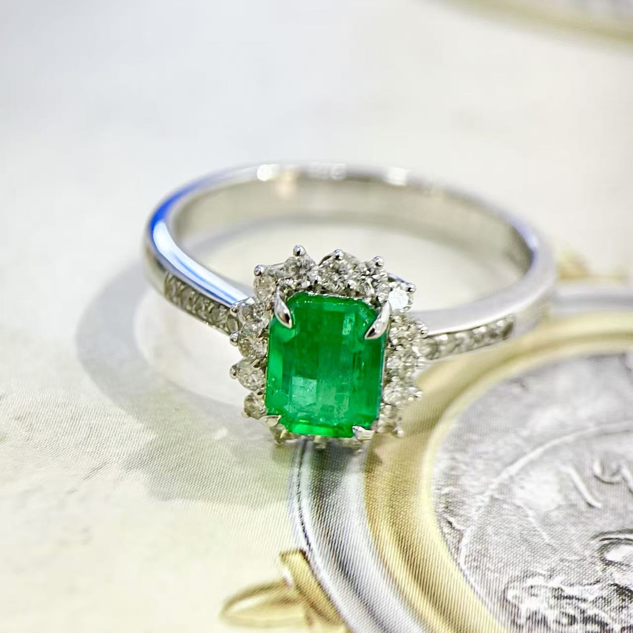 天然木佐祖母绿0.88ct哥伦比亚18k金镶钻戒指女彩色宝石珠宝首饰