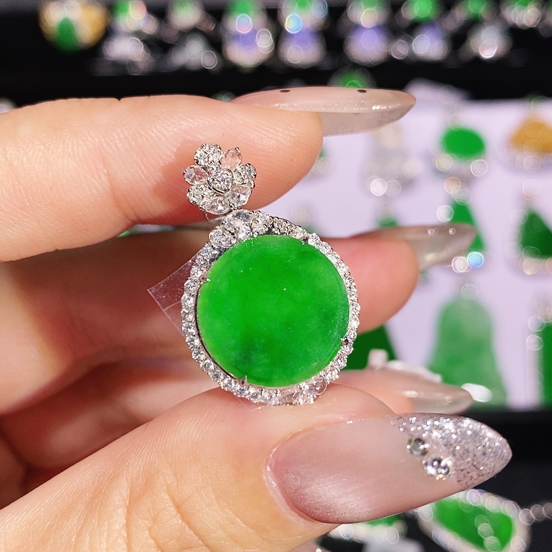 翡翠18K金镶嵌颈饰吊坠