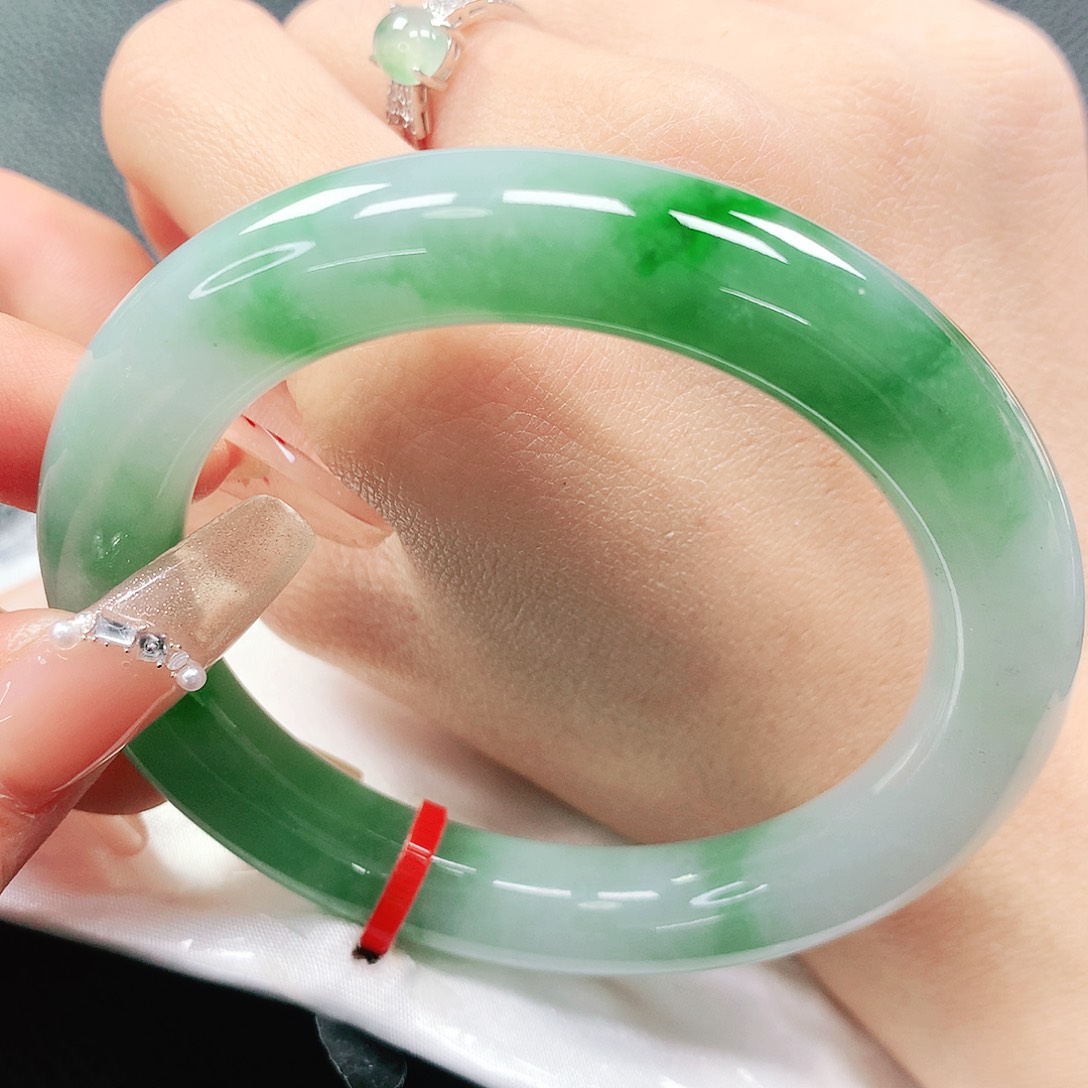 翡翠手镯未镶嵌55圈