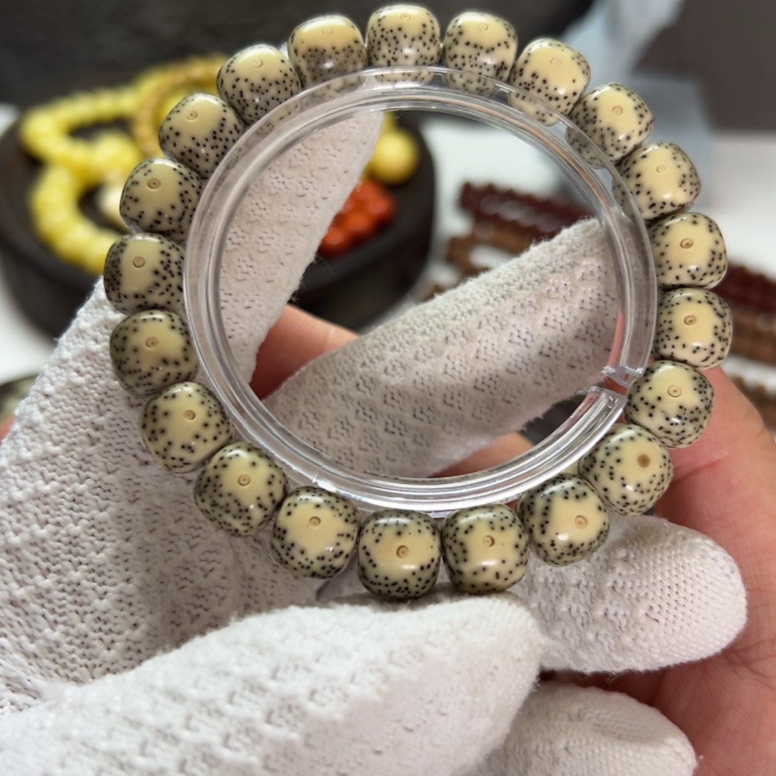 大眼睛11/10绿包白星月菩提石玉料单圈