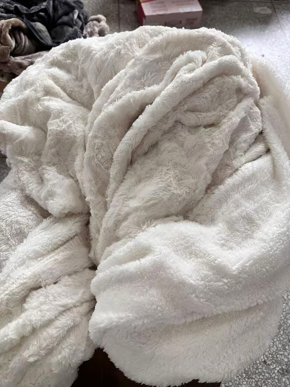 《兵哥外贸》3楼180×230白色羊羔绒双层毯 发一条 微瑕疵