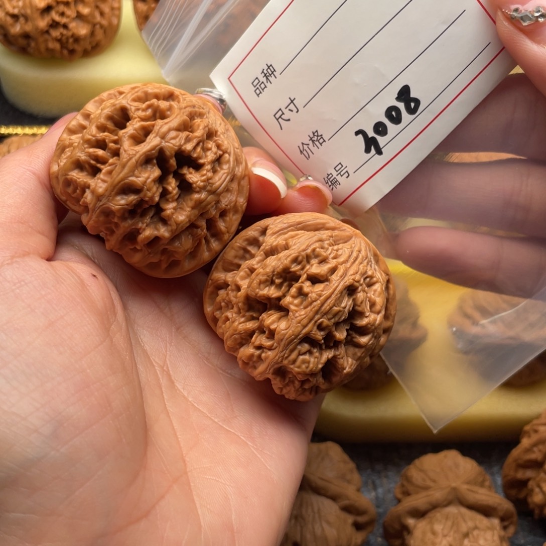 文玩核桃吊坠3008号43粗筋