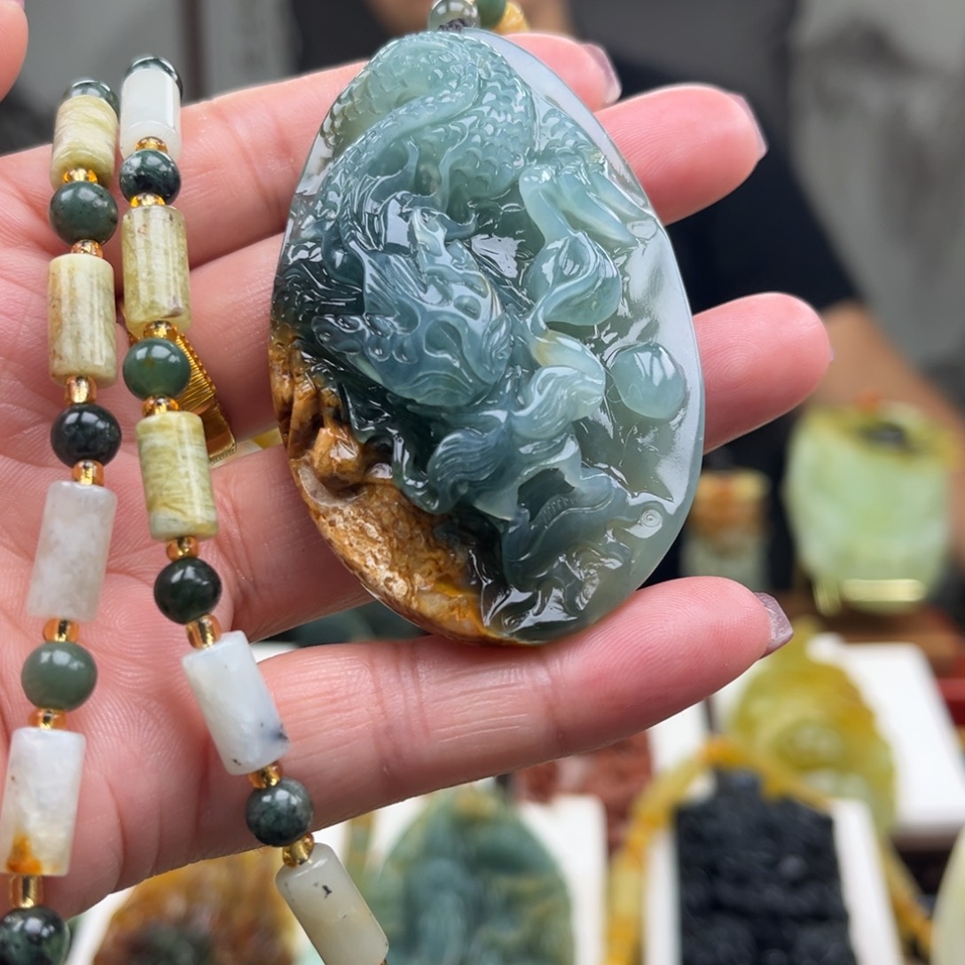 蛇纹石玉未镶嵌颈饰挂件