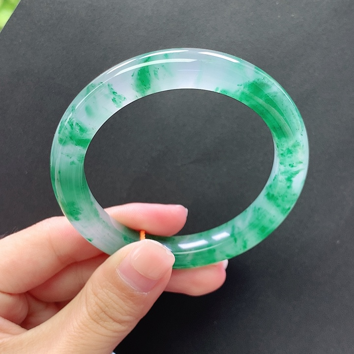 莫***莫石英质玉未镶嵌手镯