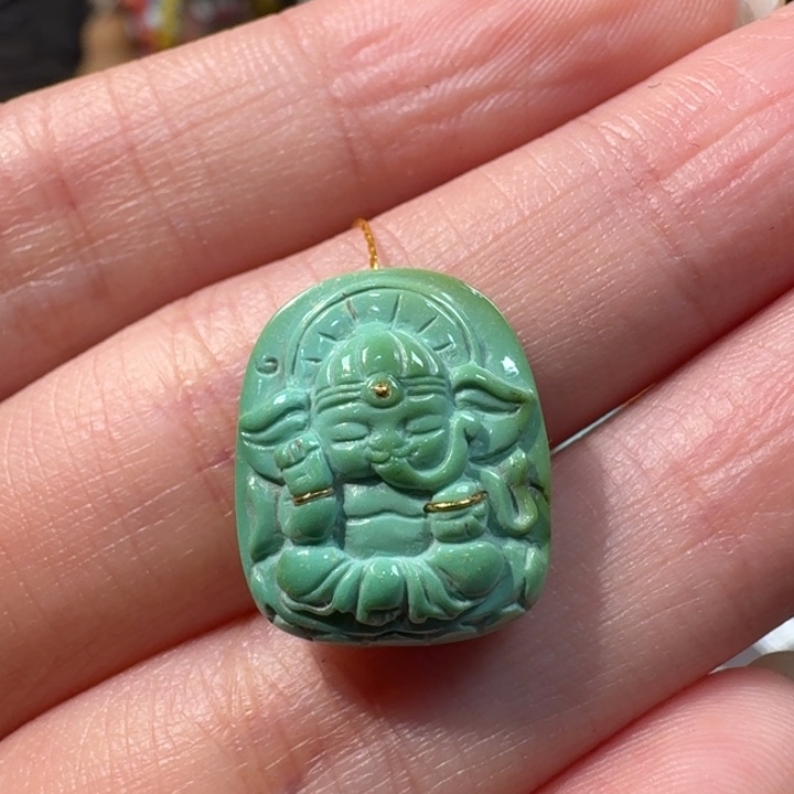 绿松石未镶嵌象神雕刻件