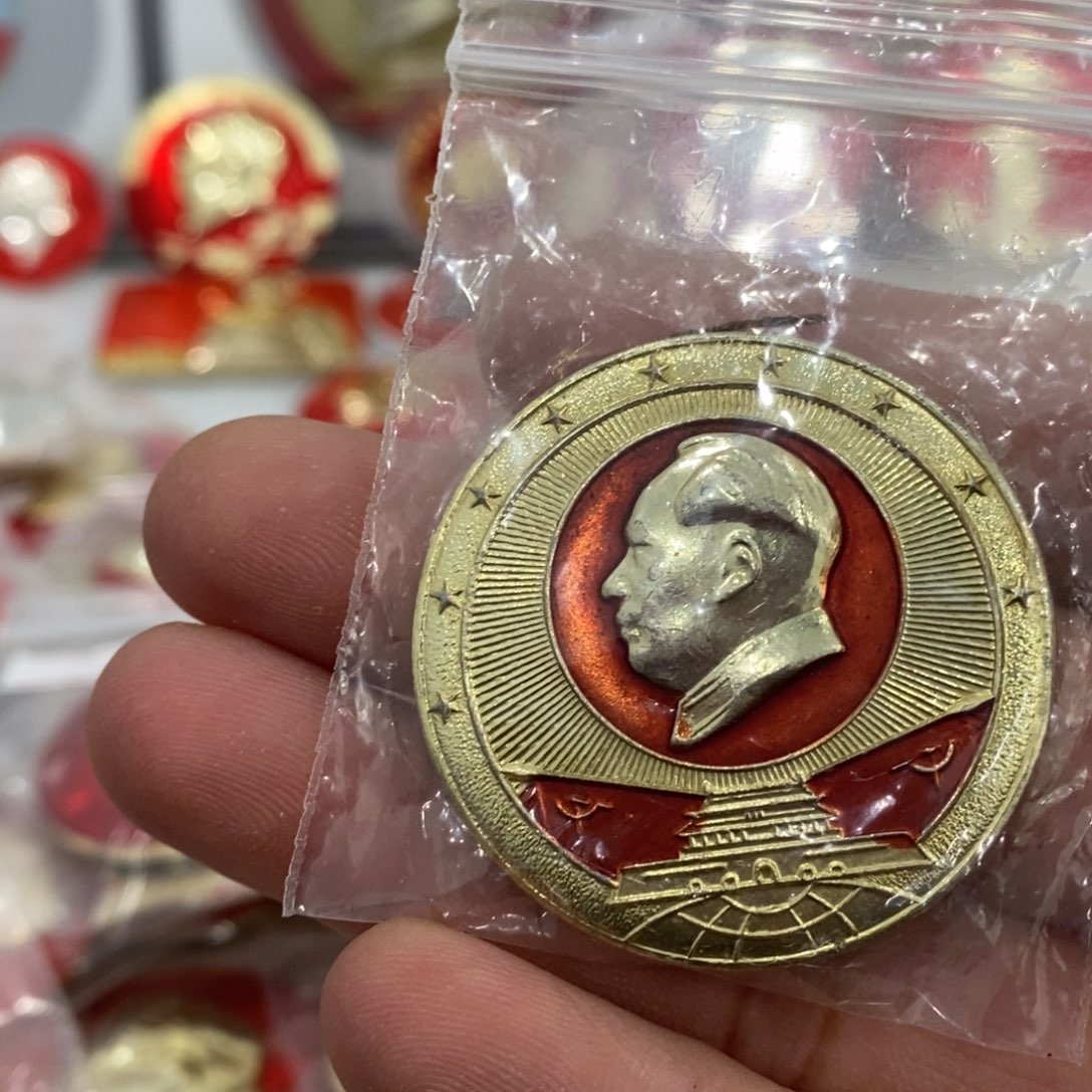 铝凡**就红色纪念章文像