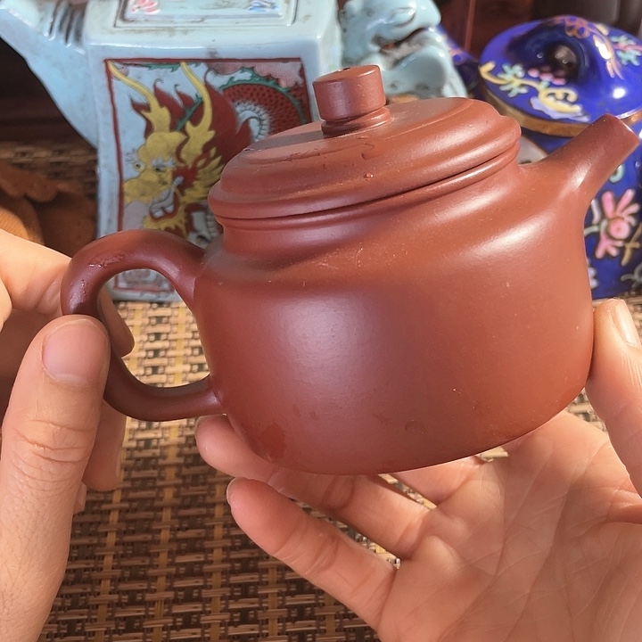 紫砂茶壶原矿泥料手工制作的紫砂壶。