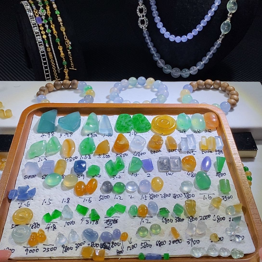 翡翠挂件未镶嵌价格不同 多样性发其一