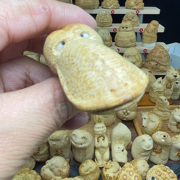 竹竹根雕鸭嘴兽手把件