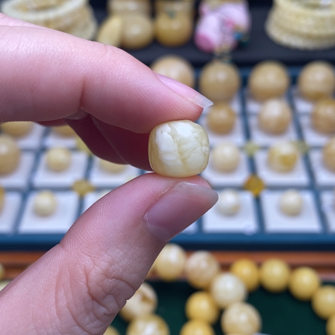 风***由蜜蜡未镶嵌珠宝奇石