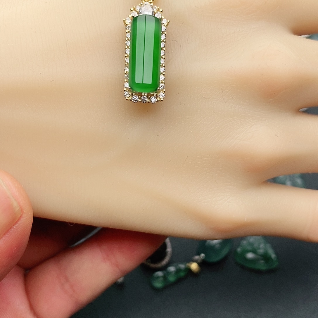 翡翠颈饰银S925镶嵌潞*甲吊坠