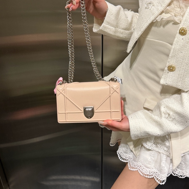 95新 DIOR/迪奥 95新盾牌樱花粉色银扣斜挎包