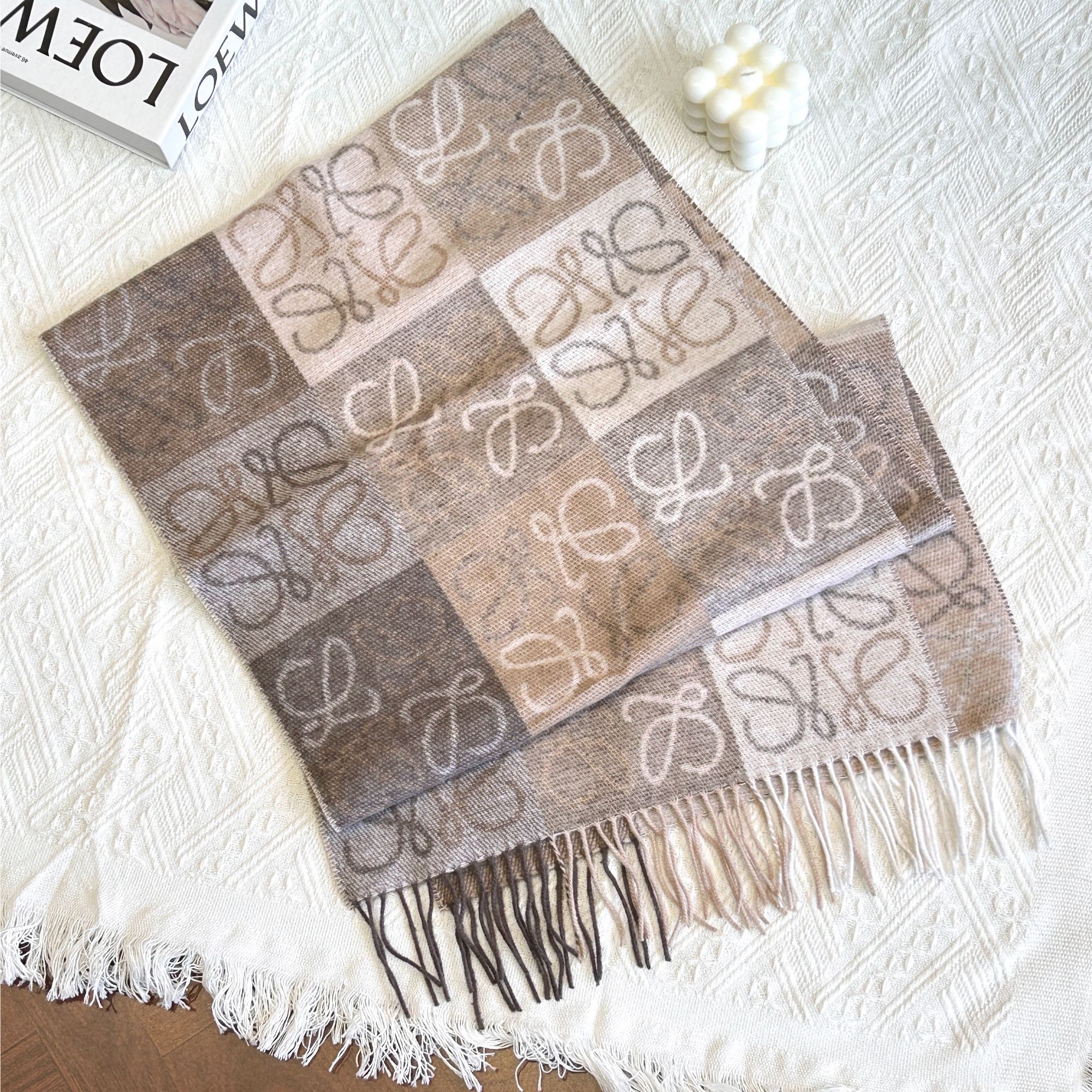 未使用 LOEWE/罗意威 棋盘格 奶茶色 老花围巾 羊毛