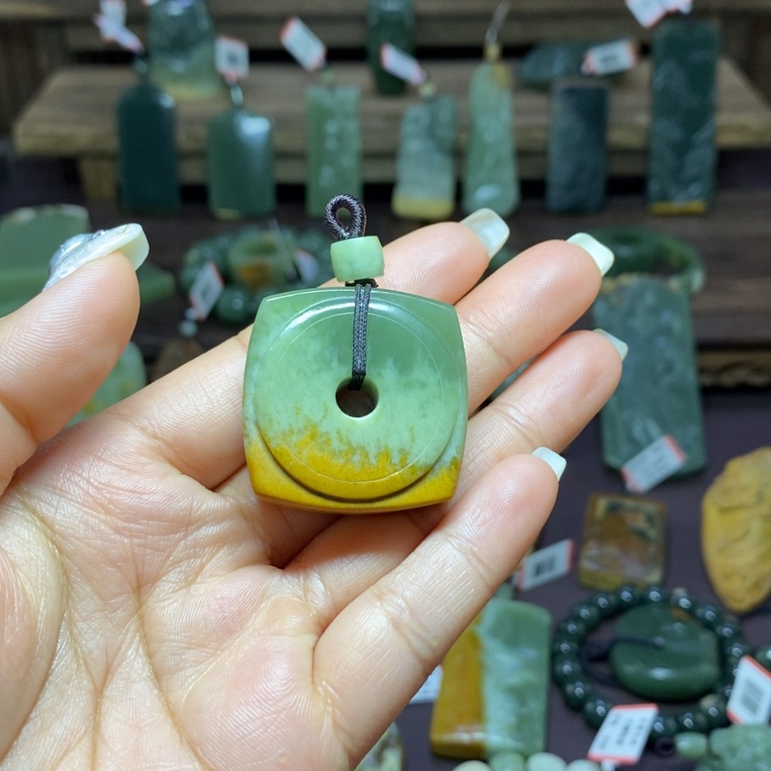 岫岩河磨玉（透闪石质玉）颈饰未镶嵌用****0