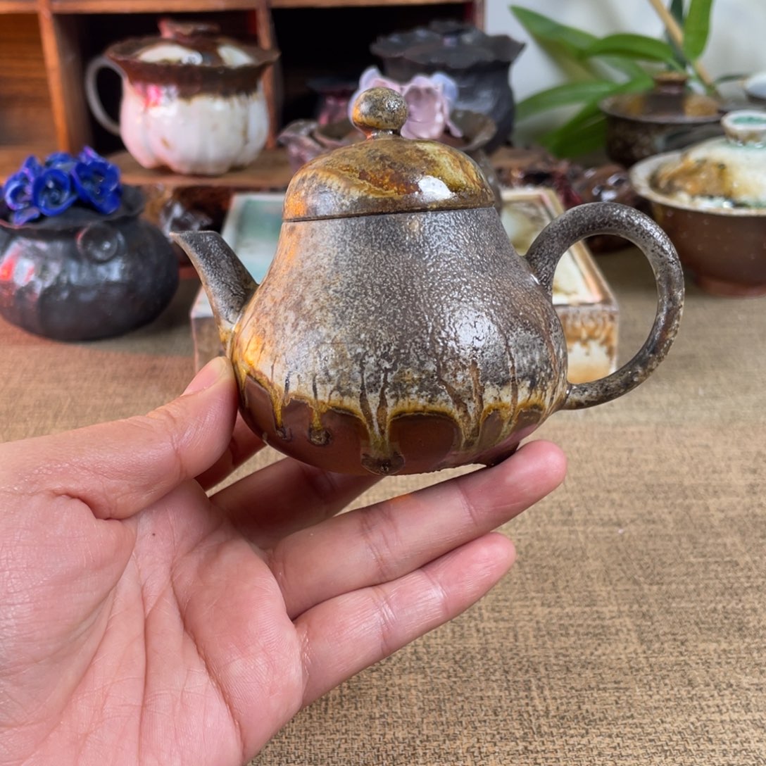 梨壶。  陶泥。 柴烧。   