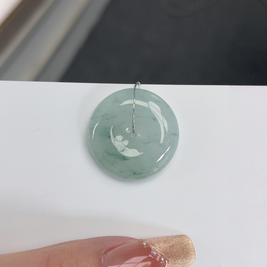 翡翠颈饰未镶嵌平安扣