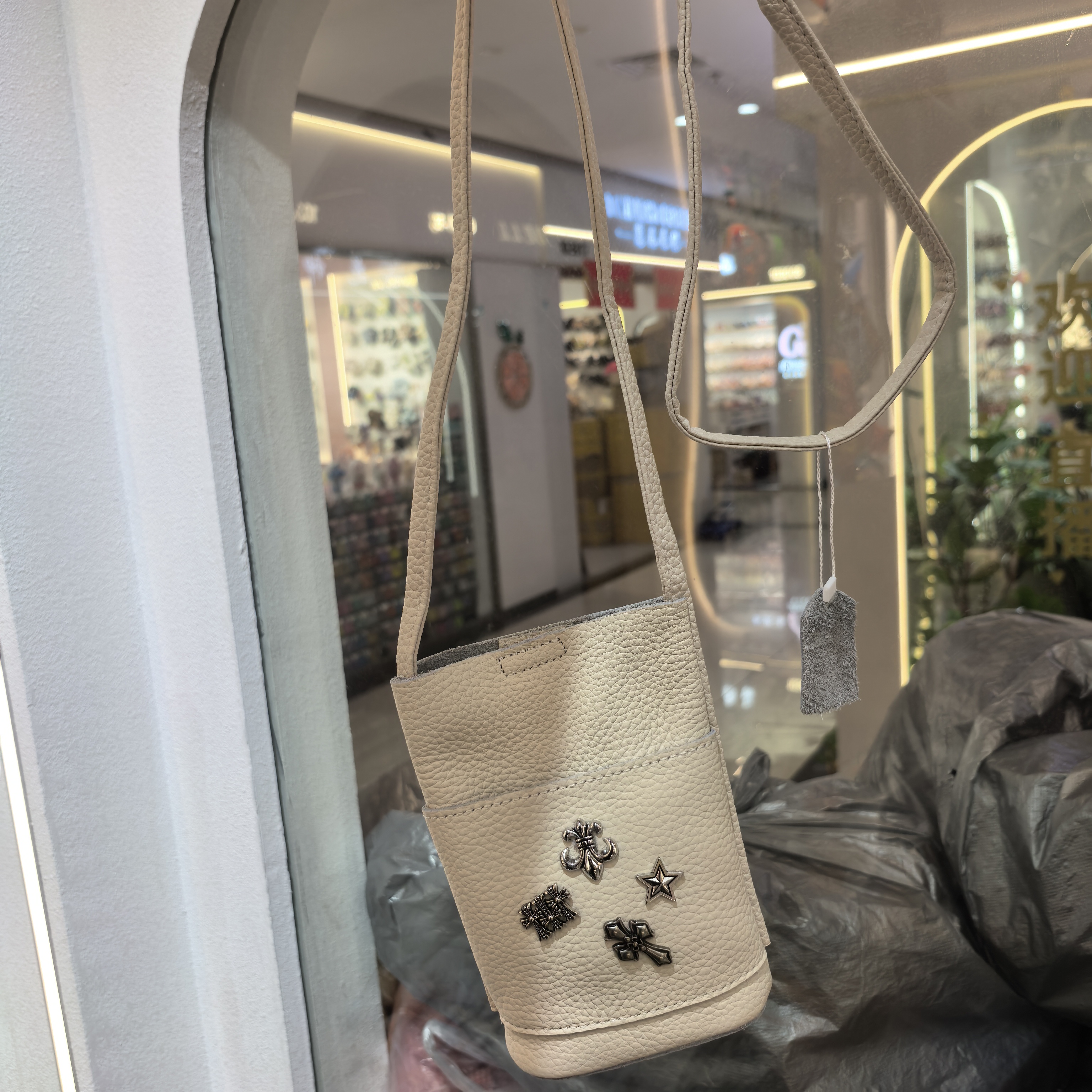 BB247白色皮皮克克斜挎手机包包