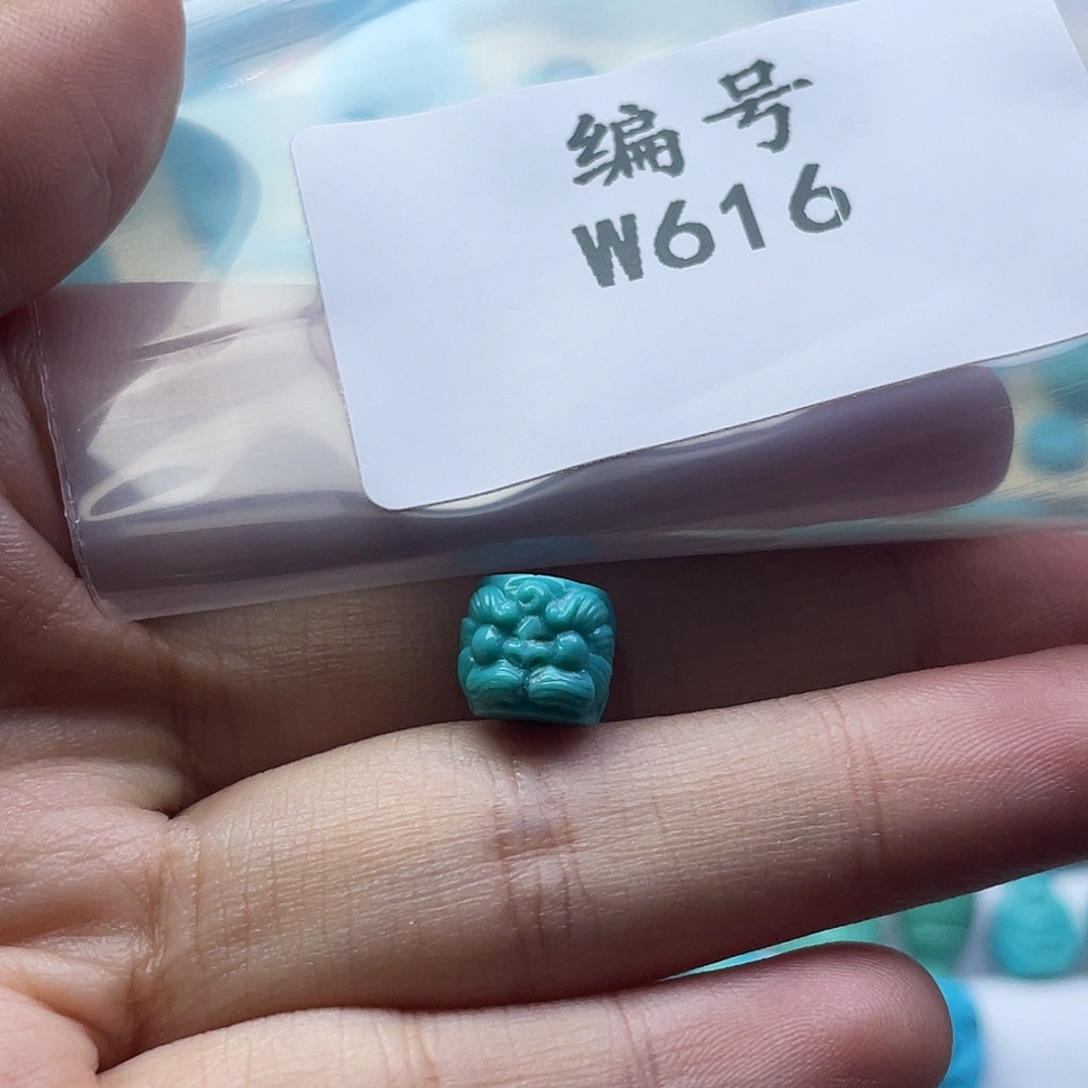 吕***源绿松石未镶嵌颈饰