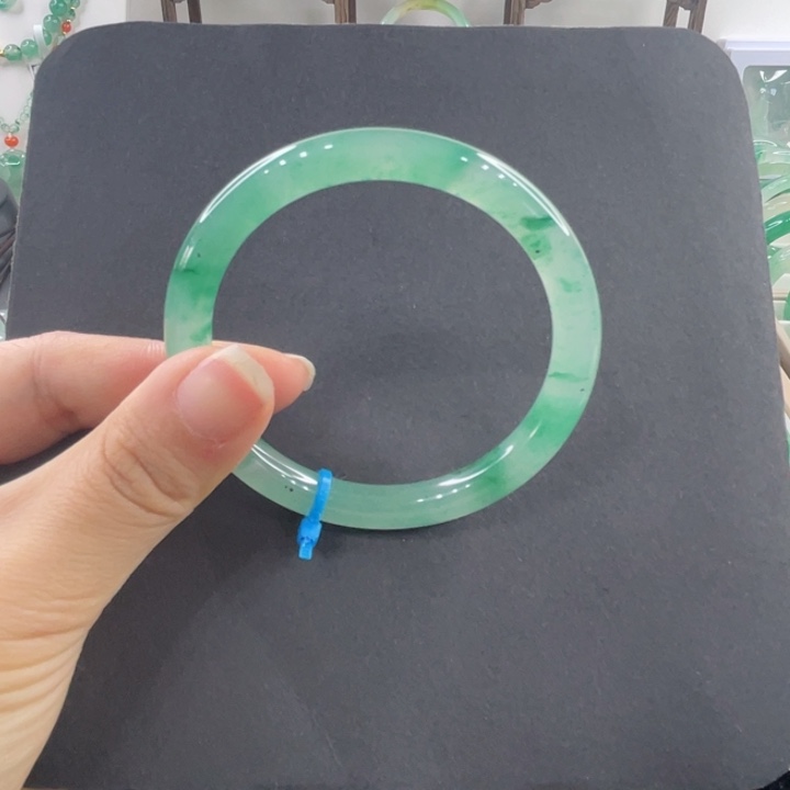 未镶嵌手镯石英质玉（非洲翠）