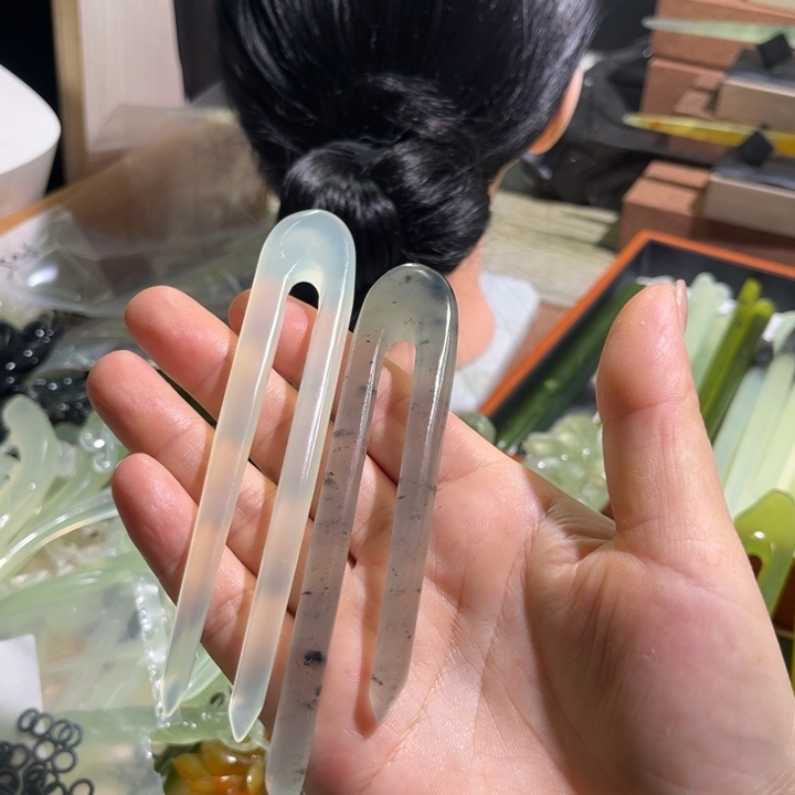 艾***妮合金蛇纹石玉发饰